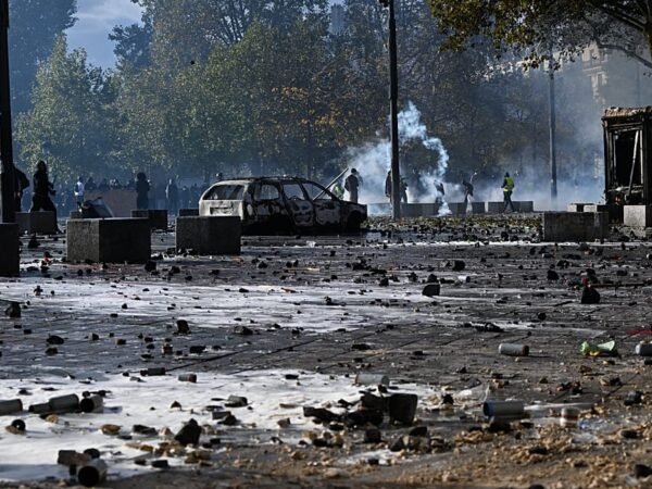 Violência extrema marca protestos sobre custo de vida na França