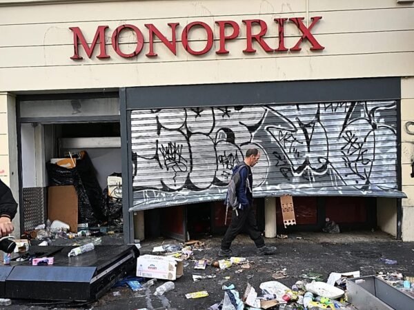 Comércios sofrem saques após protestos na França