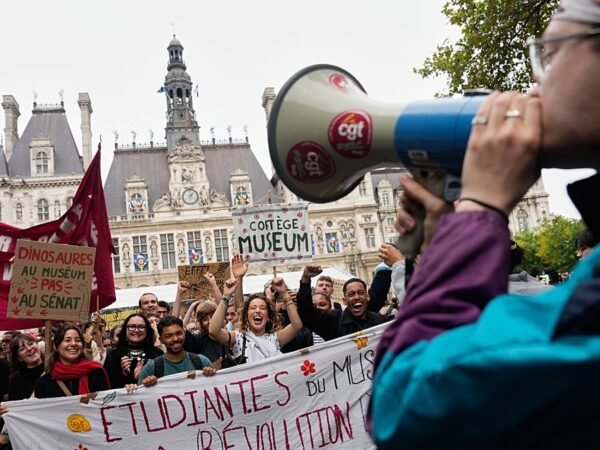 Protestos estudantis marcam início de debate orçamentário na França