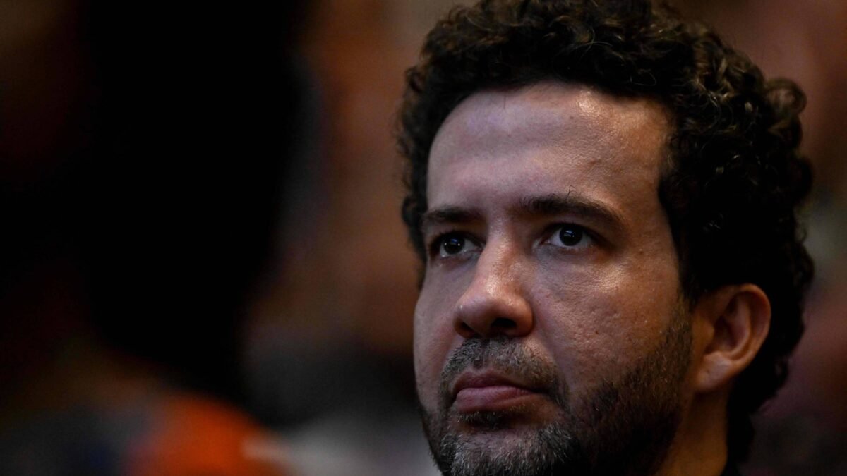 Janones ironiza tentativas de barrar o Exército do Lula