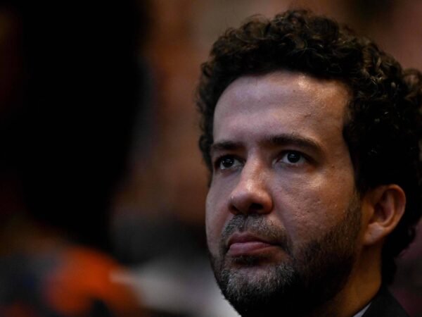Janones ironiza tentativas de barrar o Exército do Lula