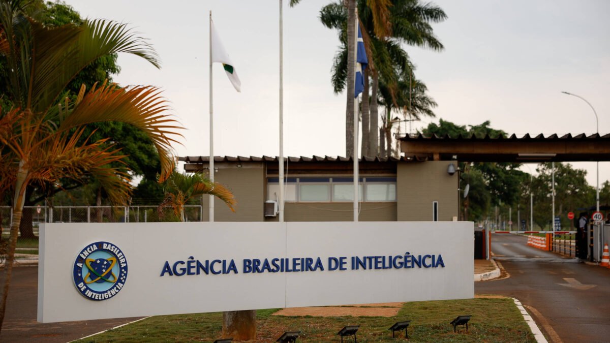 Especialista defende regulação rigorosa da inteligência no país