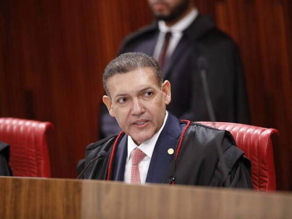 Kassio Nunes Marques recebe advogados de Lula e Flávio Bolsonaro