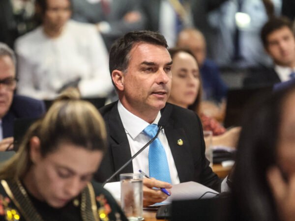 Senador propõe extinguir área onde pai levou multa por pesca