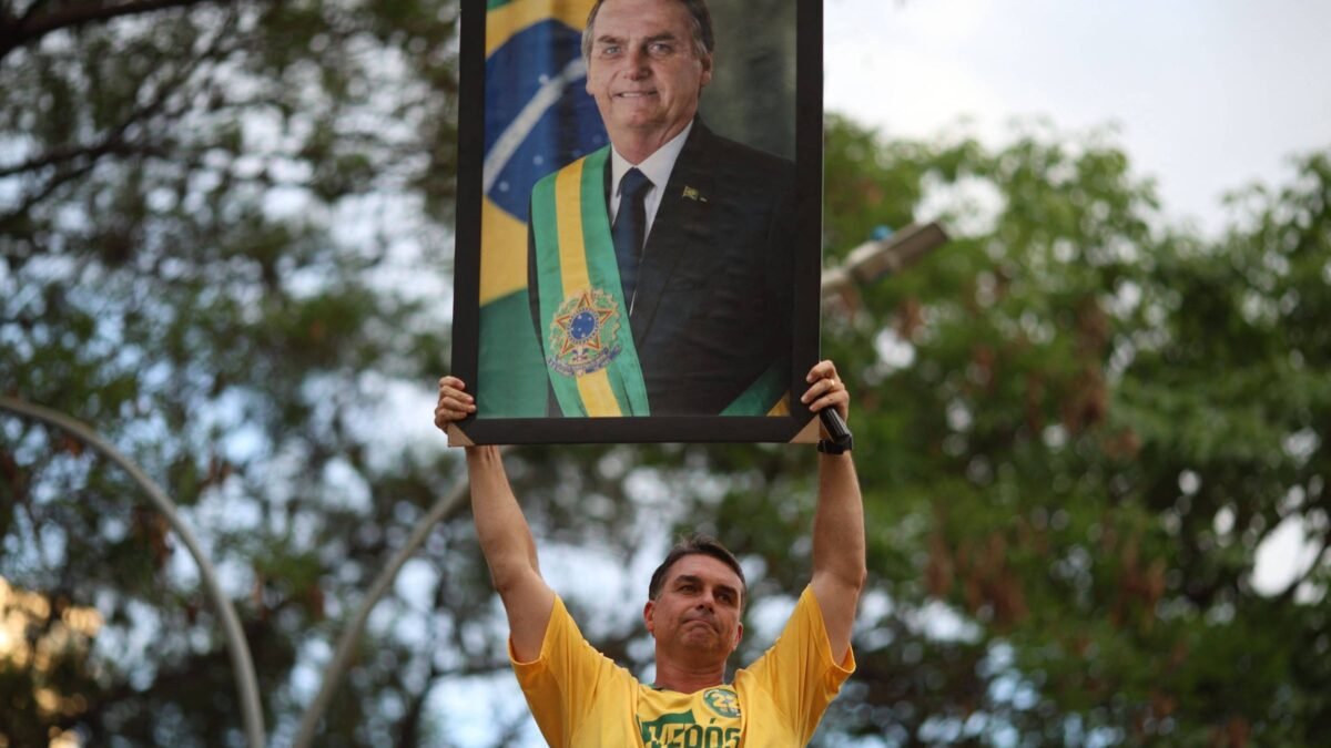 Moraes libera visitas de Flávio a Bolsonaro