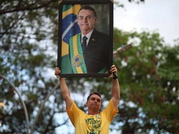 Moraes libera visitas de Flávio a Bolsonaro