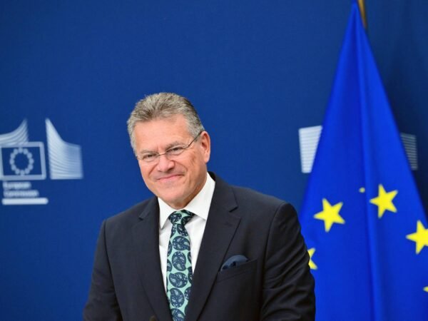 União Europeia aposta em acordos comerciais e descarta guerra com os EUA