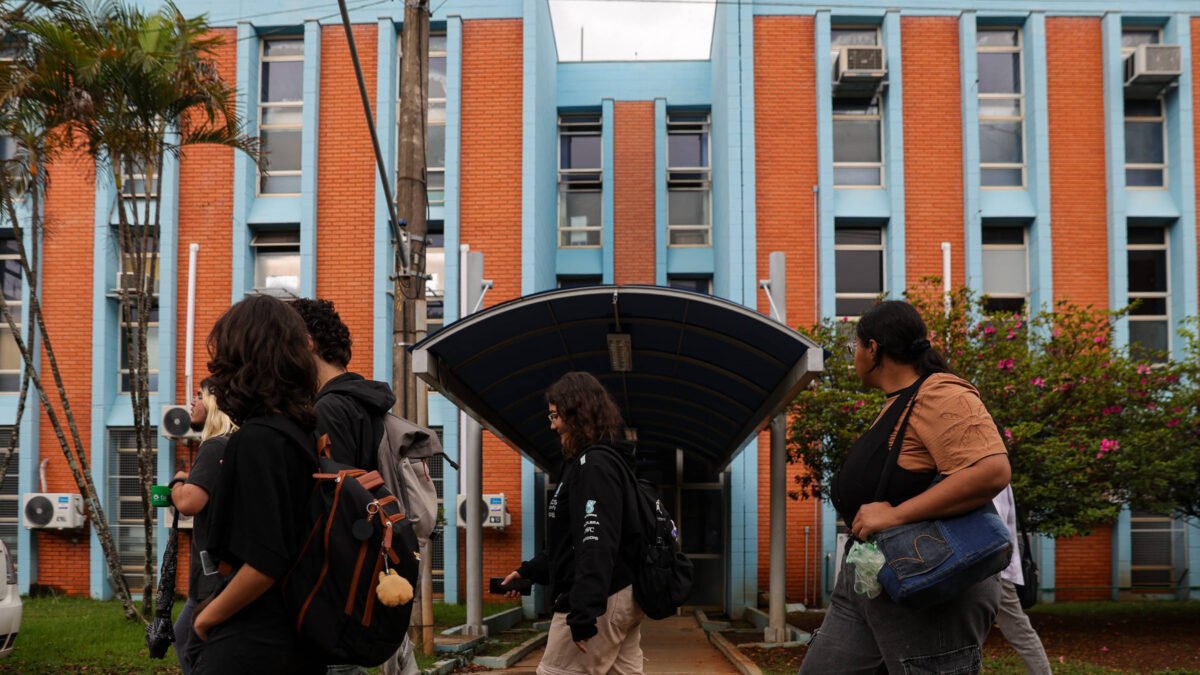 Professores analisam questões do vestibular da Unicamp em transmissão ao vivo