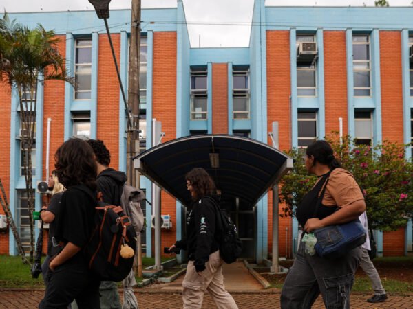 Professores analisam questões do vestibular da Unicamp em transmissão ao vivo