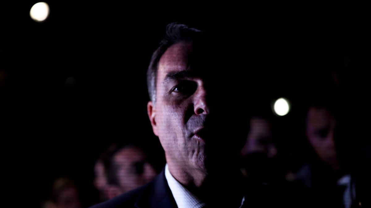 Escritor francês expressa temor com possível vitória de Flávio Bolsonaro
