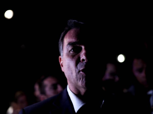 Escritor francês expressa temor com possível vitória de Flávio Bolsonaro