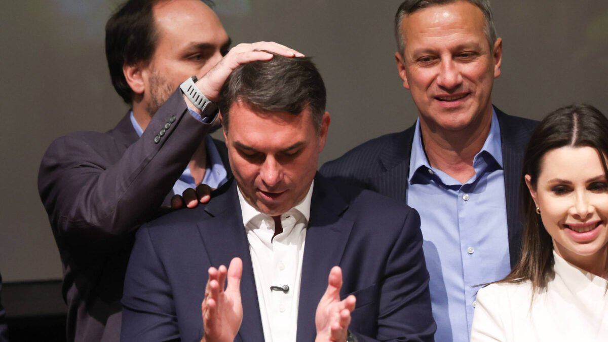 Plano de Flávio Bolsonaro promete fim de órgãos de combate a fake news