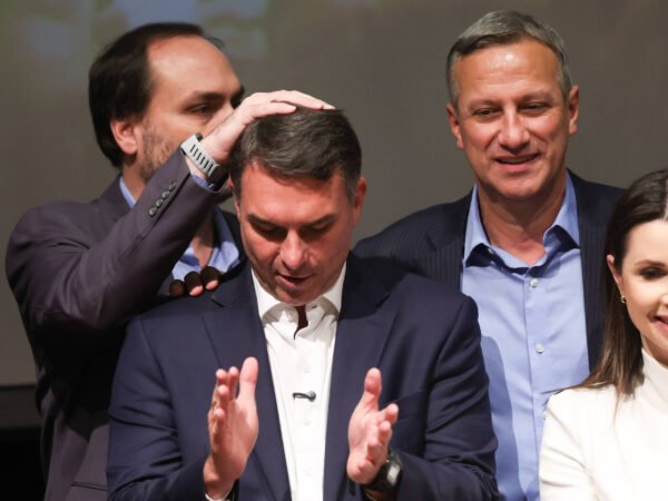 Plano de Flávio Bolsonaro promete fim de órgãos de combate a fake news