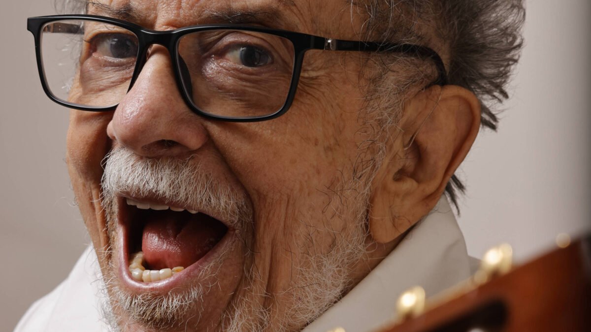 Tom Zé chega aos 90 anos celebrando a estética da imperfeição