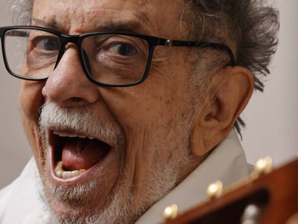 Tom Zé chega aos 90 anos celebrando a estética da imperfeição