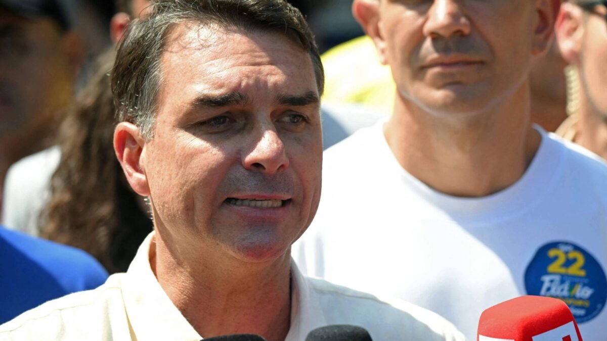 Flávio Bolsonaro lança site anti-fake news e trata de salário mínimo