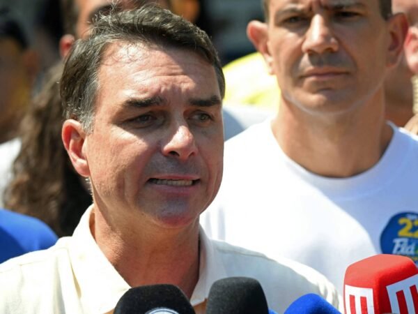 Flávio Bolsonaro lança site anti-fake news e trata de salário mínimo