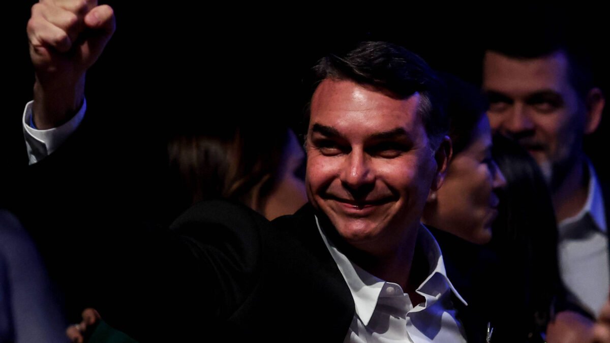 Vantagem de Flávio Bolsonaro acirra disputa por Ministério da Fazenda