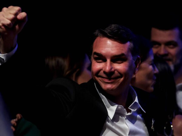 Vantagem de Flávio Bolsonaro acirra disputa por Ministério da Fazenda