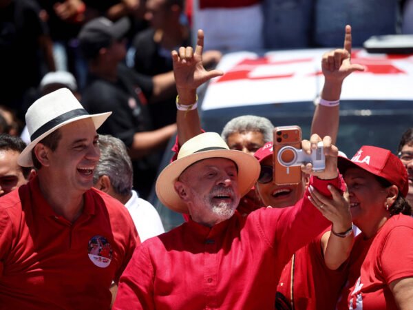 Campanha de Lula divide estratégia entre esperança e ataques a Flávio