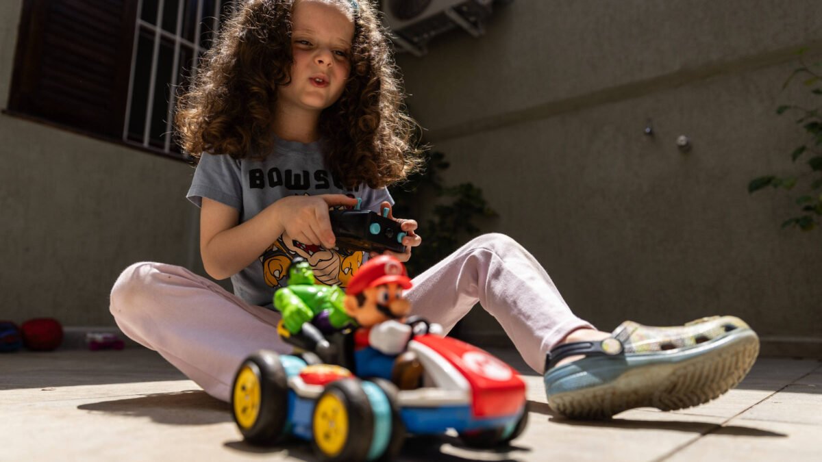 Famílias adotam brinquedos livres de gênero para incentivar crianças