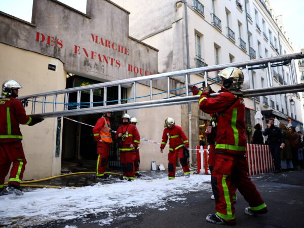 Fogo destrói o mercado coberto mais antigo de Paris