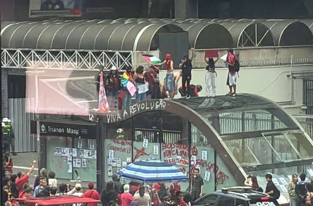 Estação na Paulista é pichada durante ato pró-Lula