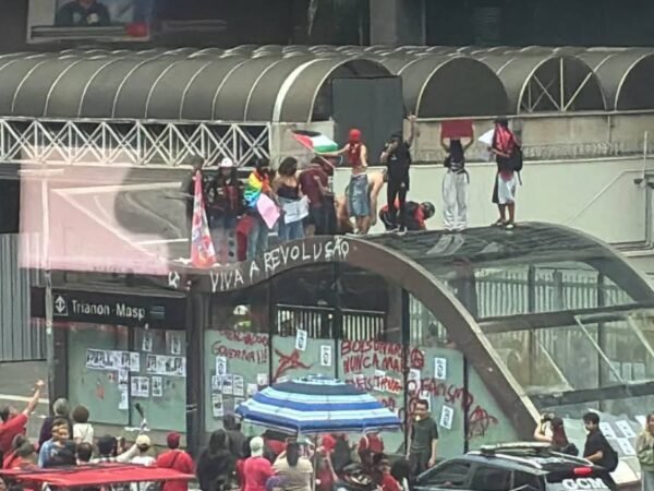 Estação na Paulista é pichada durante ato pró-Lula