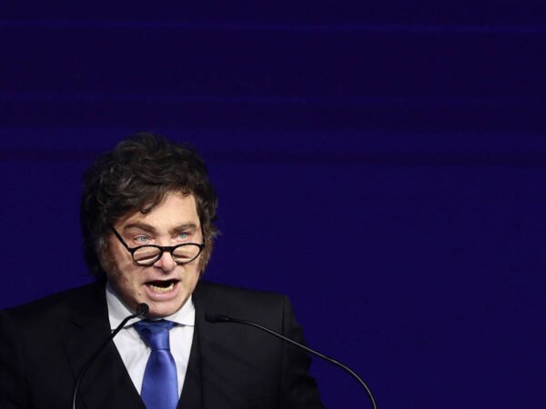 Javier Milei viaja aos EUA e deve se encontrar com Eduardo Bolsonaro