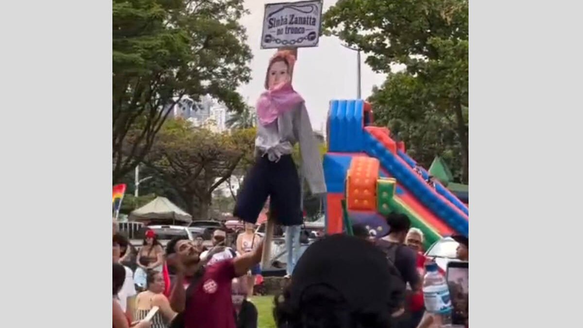 Boneco de deputada é chicoteado em ato político