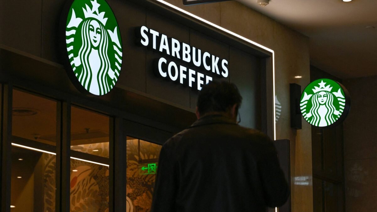 Starbucks acelera expansão no Brasil e planeja 32 novas lojas para 2026