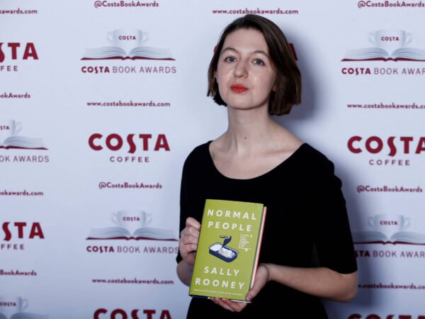 Obras de Sally Rooney são proibidas no Reino Unido