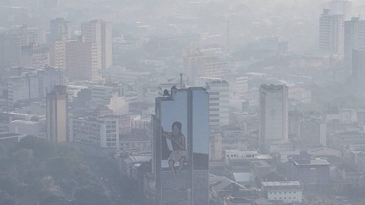 Fumaça de queimadas paralisa aulas e eventos na capital
