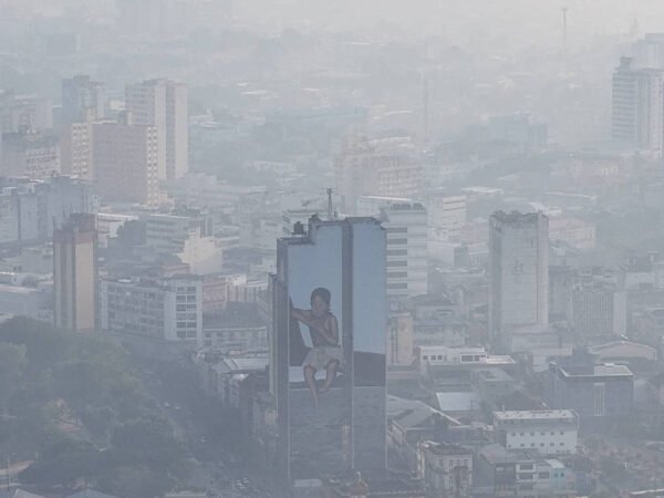 Fumaça de queimadas paralisa aulas e eventos na capital