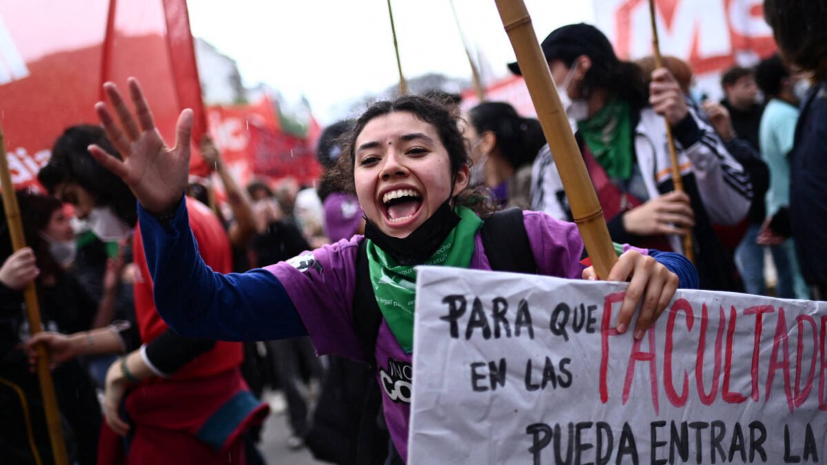 Estudantes protestam na Argentina por financiamento e citam o Brasil