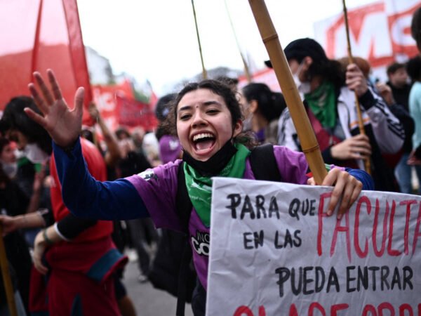 Estudantes protestam na Argentina por financiamento e citam o Brasil