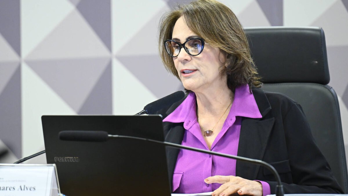Damares aciona MPE para investigar van do MEC em ato de Lula