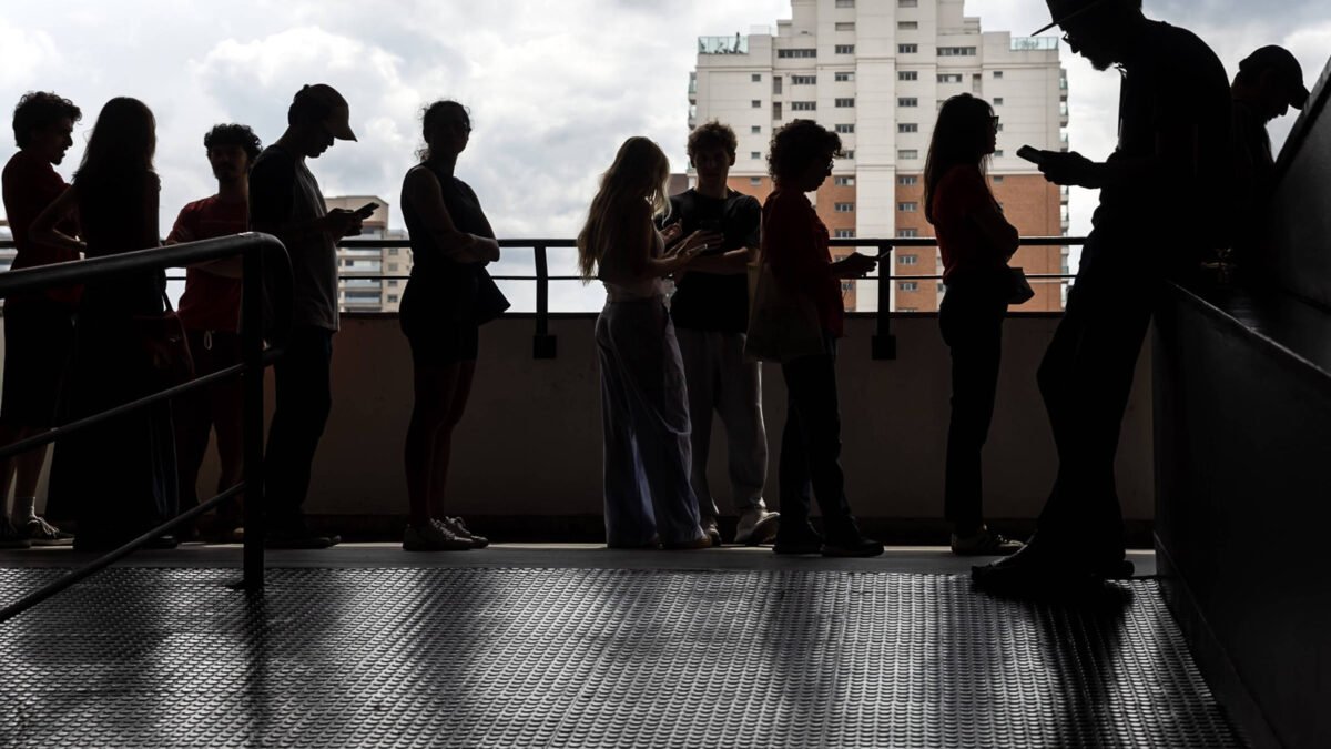 Abstenção cai entre jovens e idosos no primeiro turno