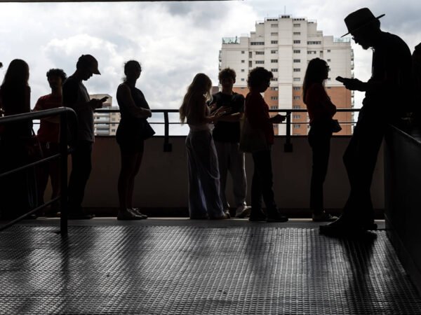 Abstenção cai entre jovens e idosos no primeiro turno