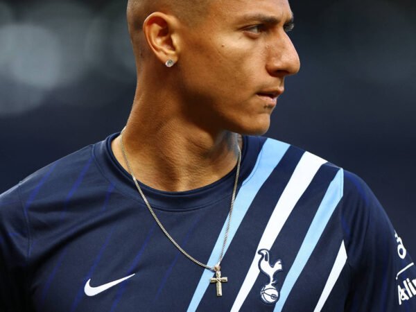 Richarlison quer que PF investigue Flávio Bolsonaro por mansão