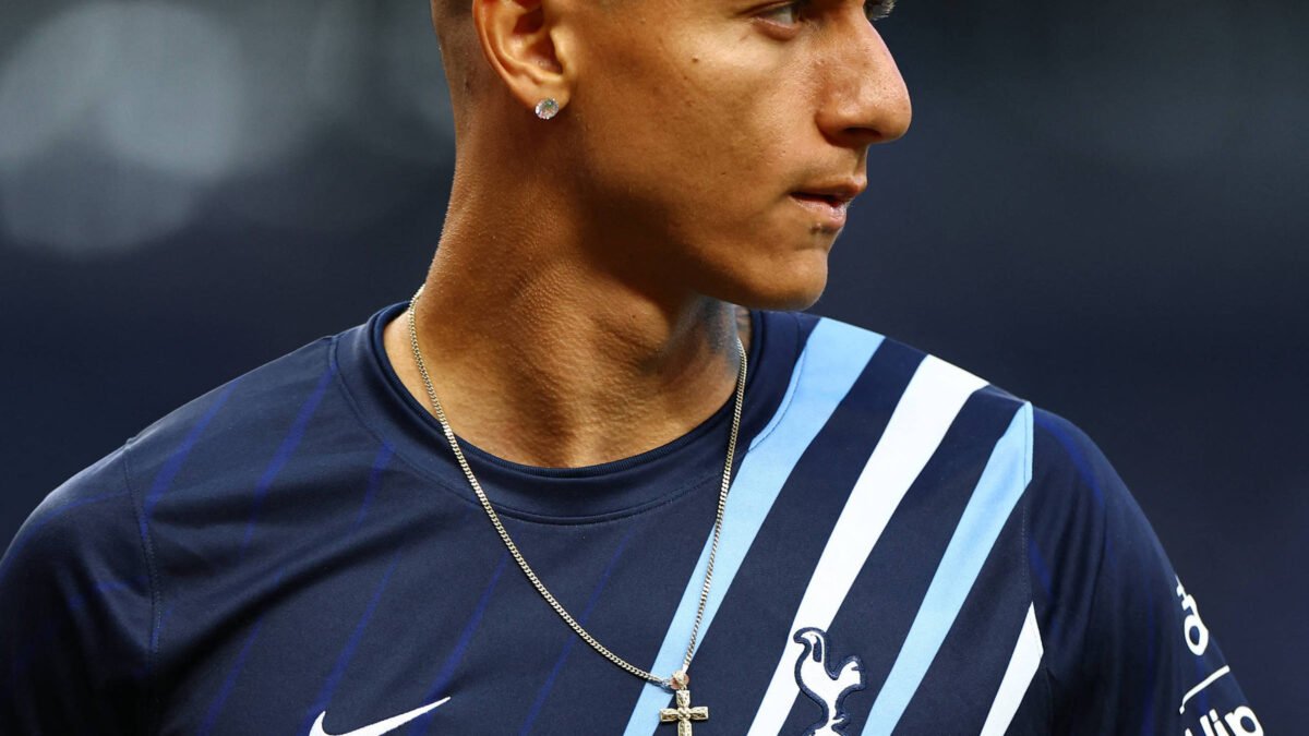 Richarlison quer que PF apure ação de Flávio Bolsonaro em imóvel