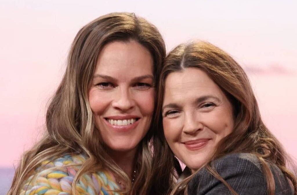 Hilary Swank responde críticas após anunciar gravidez aos 52 anos