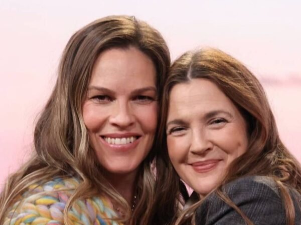 Hilary Swank responde críticas após anunciar gravidez aos 52 anos