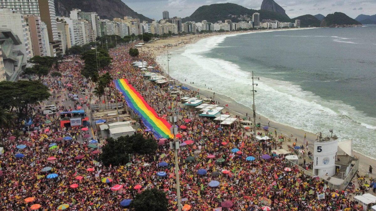 Ato pró-Lula reúne artistas na orla de Copacabana