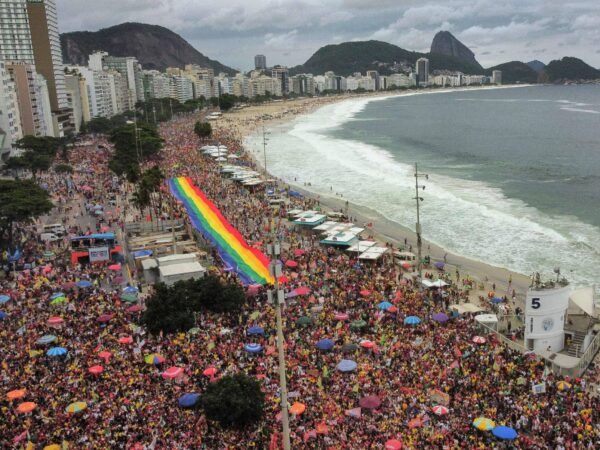 Ato pró-Lula reúne artistas na orla de Copacabana