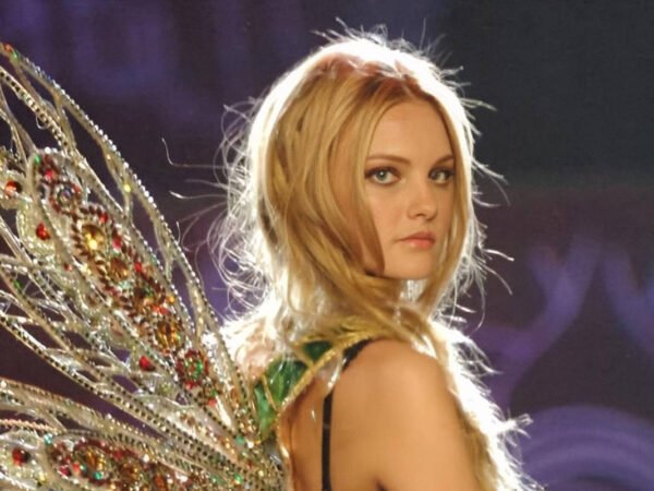 Carol Trentini volta ao desfile da Victoria’s Secret após 17 anos