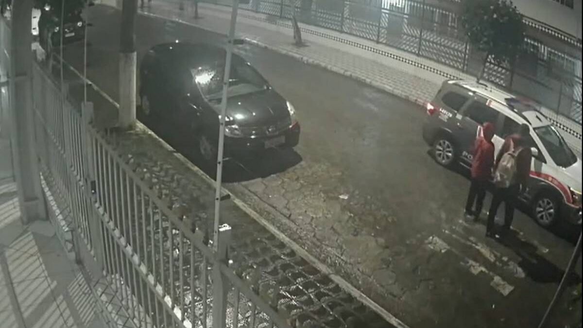Menina sequestrada pelo pai é salva após pedir socorro piscando os olhos