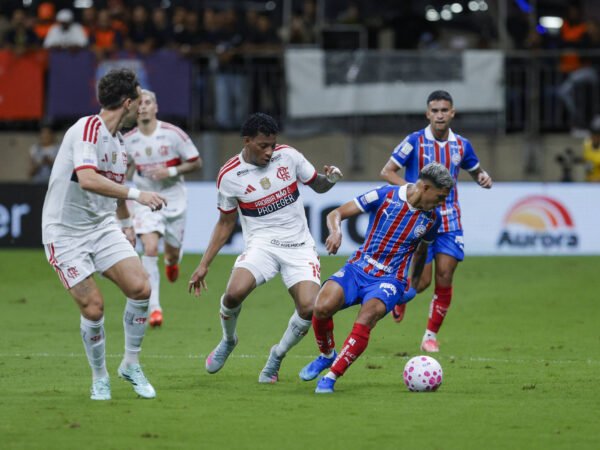 Flamengo bate o Bahia por 3 a 0 e recupera a liderança do Brasileiro