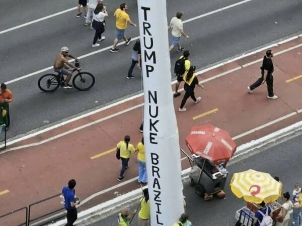 Míssil inflável em ato de Flávio Bolsonaro pede ataque de Trump