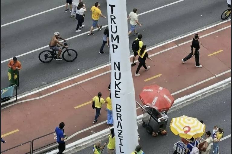 Míssil inflável em ato de Flávio Bolsonaro pede ataque de Trump